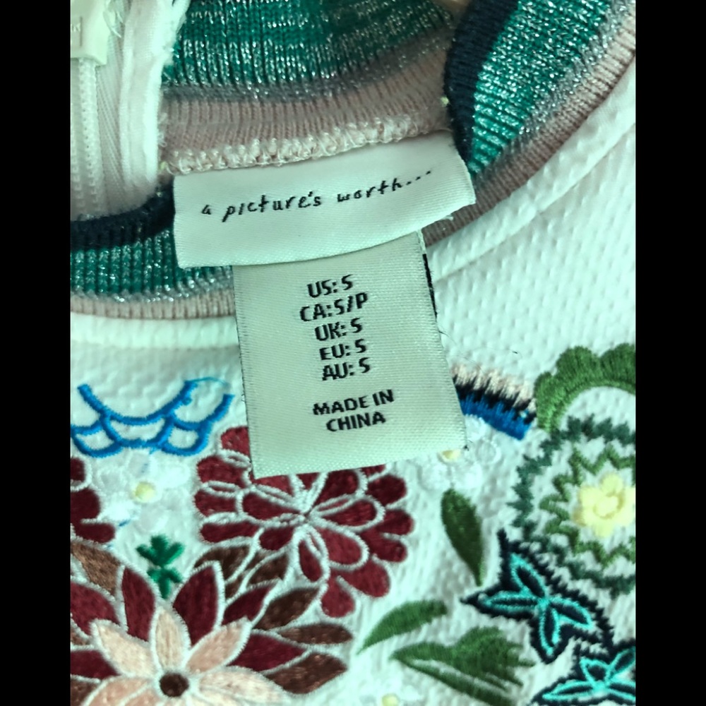 A Pictures Worth Floral Embroidered Trim Top Sz S - Picture 10 of 11